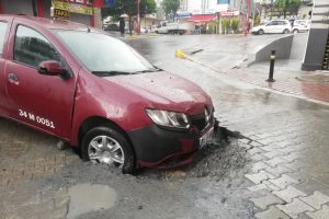 Sağanak yağmur zor anlar yaşattı