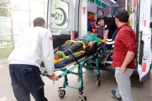 İki otomobil kafa kafaya &ccedil;arpıştı