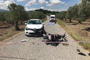Kazada yere savrulan motosikletli hayatını kaybetti