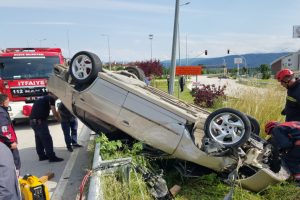Takla atan otomobil elektrik direğine &ccedil;arparak durabildi