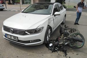 L&uuml;ks otomobile &ccedil;arpan s&uuml;r&uuml;c&uuml; motosikletini bırakıp ka&ccedil;tı