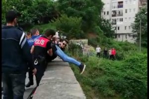 Bursa'da kız arkadaşından ayrılıp köprüye çıktı polis atlamadan kurtardı