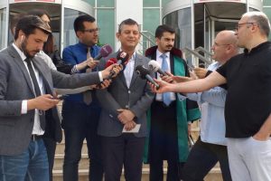 CHP'li &Ouml;zg&uuml;r &Ouml;zel, Bakan Akar'a 'hakaret' davasında hakim karşısına &ccedil;ıktı