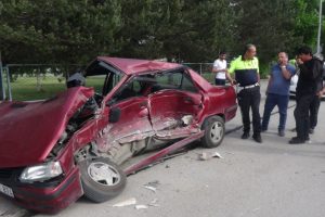Freni boşalan kamyon otomobile vurarak durabildi