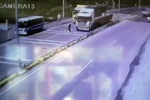 Yolcu otob&uuml;s&uuml;nden indi tır &ccedil;arptı
