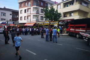 3 kişiyi ezerek bir d&uuml;kkana girdi