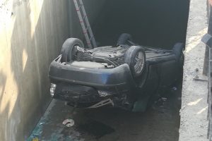 Otomobil 3 metrelik su kanalına d&uuml;şt&uuml;