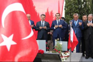 Bakan D&ouml;nmez, Soma Maden Şehitliğini ziyaret etti