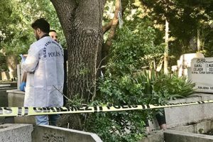 17 yaşındaki gen&ccedil; mezarlıkta kendisini asarak intihar etti