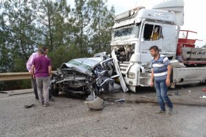 2 tırın arasında kalan otomobil hurdaya d&ouml;nd&uuml;: 1 &ouml;l&uuml;