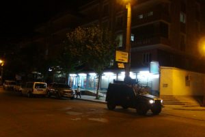 Batman'da iftar saatinde markete EYP atıldı