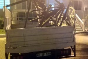 Elektrik direğini &ccedil;alarken su&ccedil;&uuml;st&uuml; yakalandılar