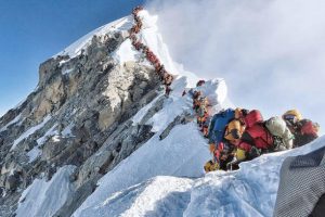 Everest'e tırmanış sezonu '&ouml;l&uuml;m rekoruyla' a&ccedil;ıldı
