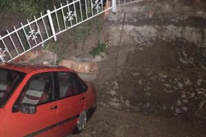 İstinat duvarı otomobillerin &uuml;zerine &ccedil;&ouml;kt&uuml;