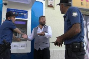 Kira parasını yutan ATM'yi par&ccedil;aladı
