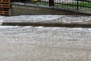 15 dakikalık dolu yağışı şehri fel&ccedil; etti