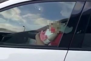 Kucağında bebek ile direksiyon başına geçen sürücü tepki çekti