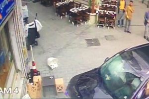 Kaldırımda y&uuml;r&uuml;yenler son anda kurtuldu