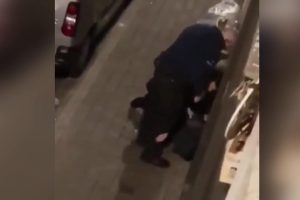 Bel&ccedil;ika polisi, 19 yaşındaki kelep&ccedil;eli ş&uuml;pheliyi tekmeledi