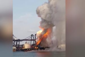 Kimyevi madde taşıyan gemi yandı: 130 kişi hastanelik oldu