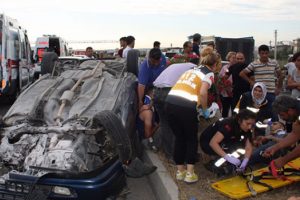 Antalya'da otomobil ref&uuml;je &ccedil;arptı: 4 yaralı