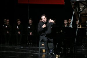 Dünyaca ünlü piyanist Fazıl Say Bursa'da öğrencilerle sahne aldı