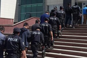 Kars'ta FET&Ouml;'den 5 r&uuml;tbeli asker tutuklandı