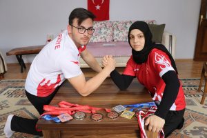Abi-kardeş Yunanistan'da b&uuml;kmedik bilek bırakmadı