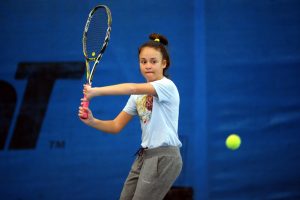 12 yaşındaki raket hayallerine tenis ile uzanıyor