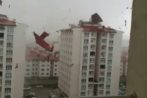 Ağrı'da fırtına &ccedil;atıları u&ccedil;urdu