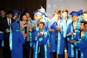 Kayıp lise birincisinin mezuniyet t&ouml;reni g&ouml;r&uuml;nt&uuml;leri ortaya &ccedil;ıktı
