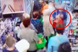 G&ouml;z&uuml; d&ouml;nm&uuml;ş cani markette &ccedil;ocuğun boynunu kırmaya &ccedil;alıştı