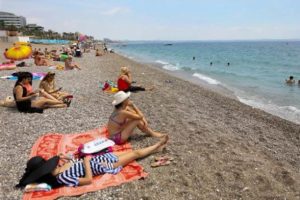 Antalya'da nemden bunalan Konyaaltı Sahili'ne akın etti