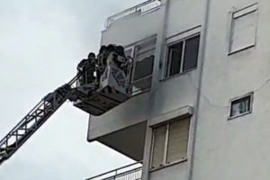 Yaşlı &ccedil;ift, alevlerin arasından son anda kurtarıldı
