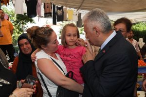 Binali Yıldırım Tuzla'da pazar esnafını ziyaret etti