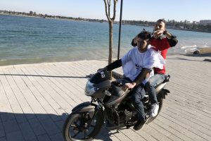 Hareket halindeki motosiklette tıraş yaptı