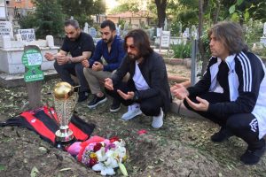 Yeni &Ccedil;orumspor y&ouml;netimi, kupayı kalp krizinden &ouml;len taraftarın mezarına g&ouml;t&uuml;rd&uuml;
