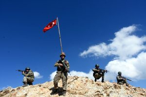 Hudut kartalları, 3 bin 200 rakımda n&ouml;bet tutuyor