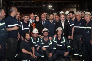 Bakanlar fabrika iş&ccedil;ileriyle sahur yaptı