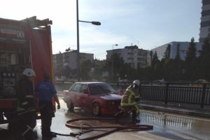 Bursa'da seyir halinde giden otomobil alev alev yandı