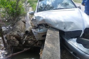 Duvara saplanan otomobilin i&ccedil;inde can verdi