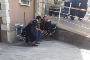 &Uuml;zerine kaynar s&uuml;t d&ouml;k&uuml;len ikizlerden biri yaşamını yitirdi