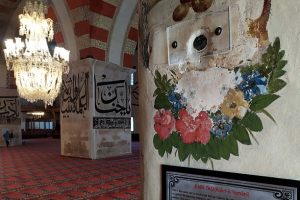 Eski Cami'deki 'Kabe taşı'na ziyaret&ccedil;i ilgisi