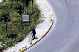 Parkın tel &ouml;rg&uuml;lerini &ccedil;almaya &ccedil;alışırken su&ccedil;&uuml;st&uuml; yakalandı
