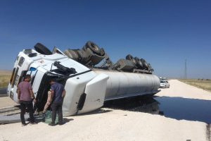 Tanker devrildi, ham petrol yola d&ouml;k&uuml;ld&uuml;: 1 yaralı