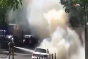 Otomobil alev alev yandı, yol trafiğe kapandı