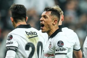 Beşiktaş'ta 4 isim ile yollar ayrılıyor
