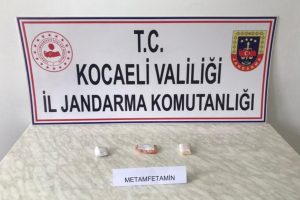 Jandarmayı g&ouml;r&uuml;nce uyuşturucuyu koltuğun altına attı