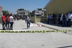 Yol ortasında boğazını kesti