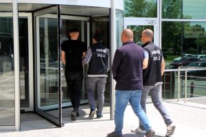 Otomobilde uyuşturucuyla yakalanan 2 kişi adliyede